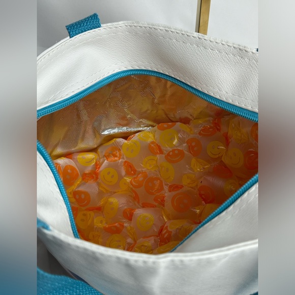 Sanrio Cinnamoroll Insulated Lunch Box 7”x 6”x 5.5” - Picture 9 of 10